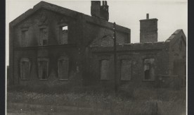 Zniszczony budynek administracyjny przy wiadukcie. 30 lipca 1945 r.